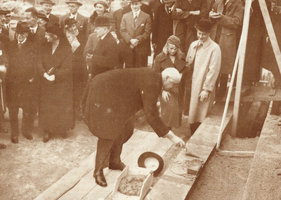 99388 Afbeelding van het leggen van de eerste steen van de nieuwbouw van het laboratorium voor Fysiologische Chemie van ...